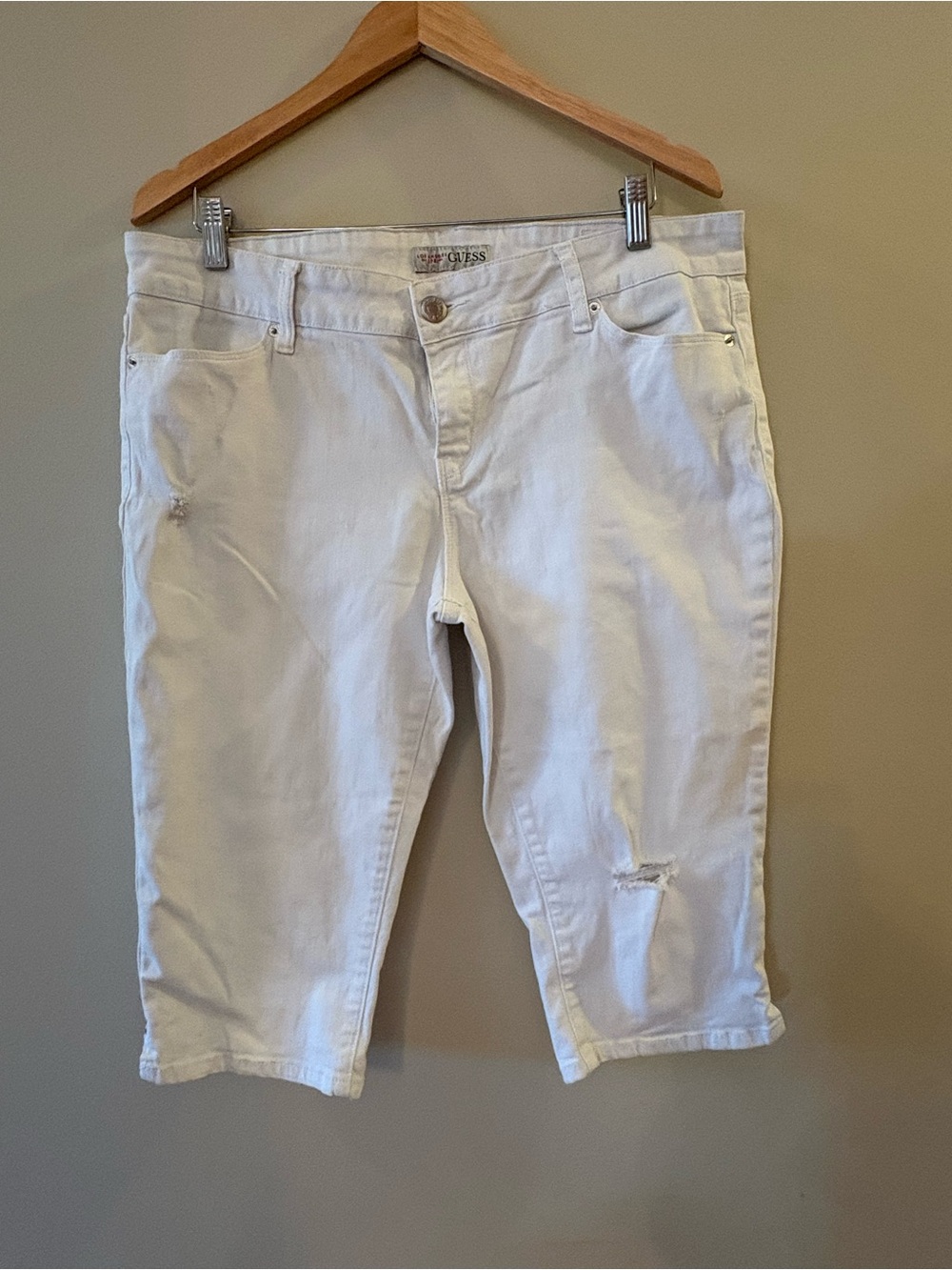 Guess Women’s White Cropped Distressed Capris, Sz 34.